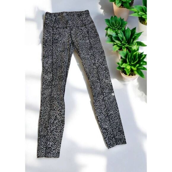 Lululemon Size 4 Fast & Free - Picture 1 of 5
